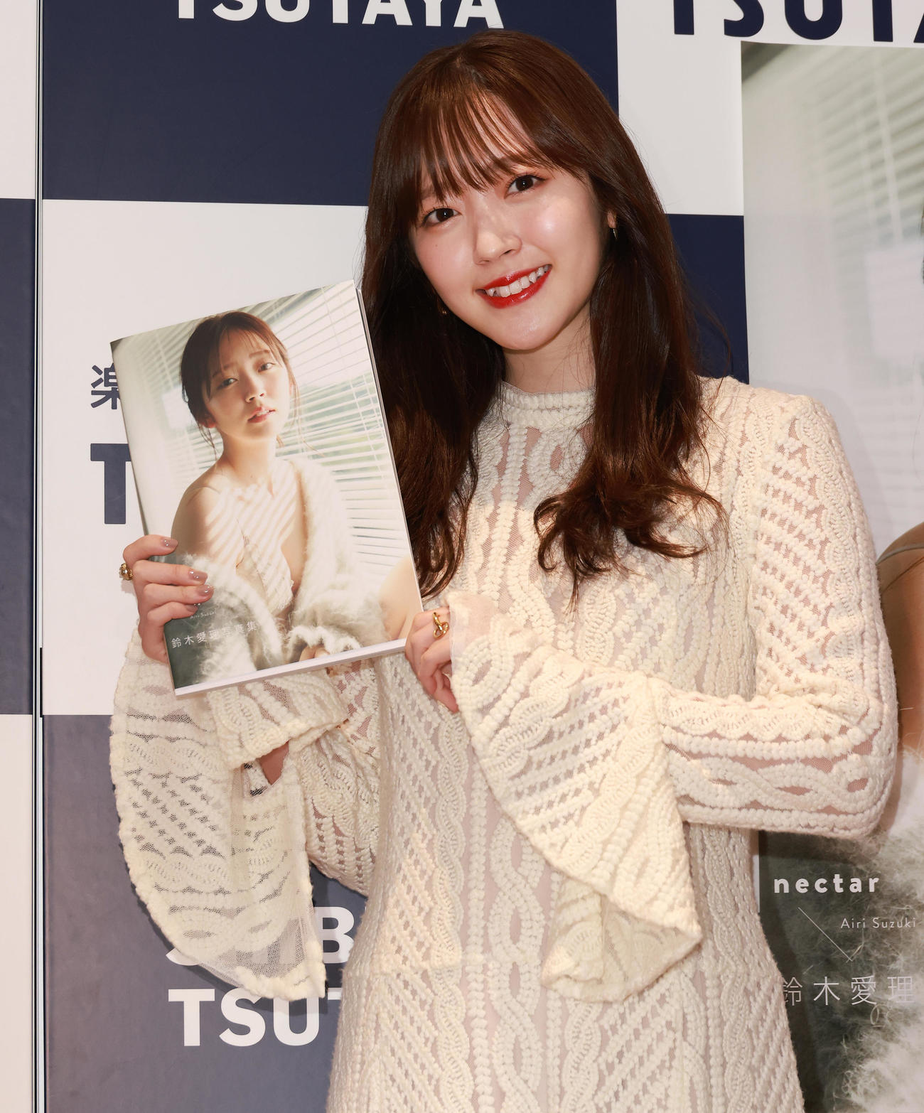 20周年記念写真集「nectar」発売記念取材会を行った鈴木愛理（撮影・中島郁夫）
