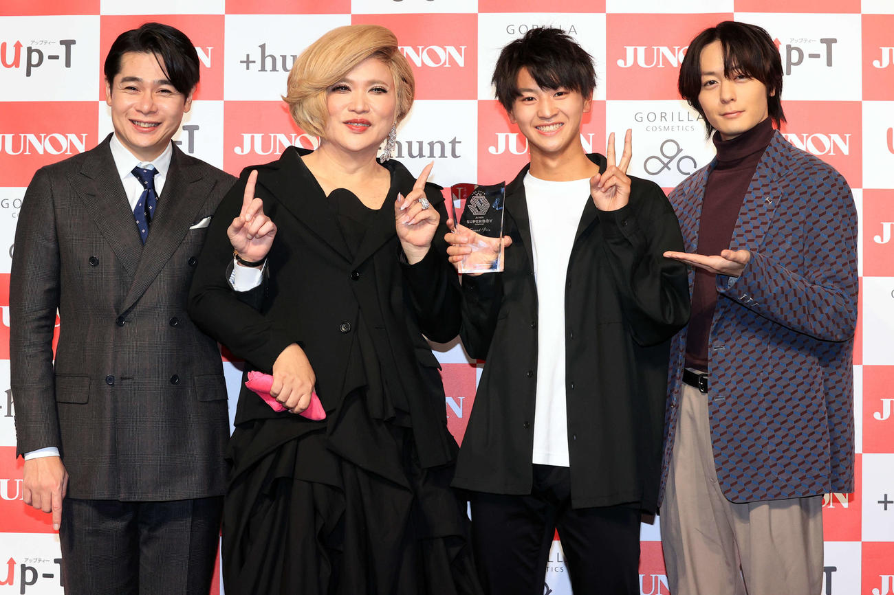「ジュノン・スーパーボーイ・コンテスト」でグランプリに輝いた藤本洸大さん（左から3人目）はMCの吉村崇（左）、IKKO（同2人目）、犬飼貴丈（右）と笑顔で記念撮影（撮影・浅見桂子）