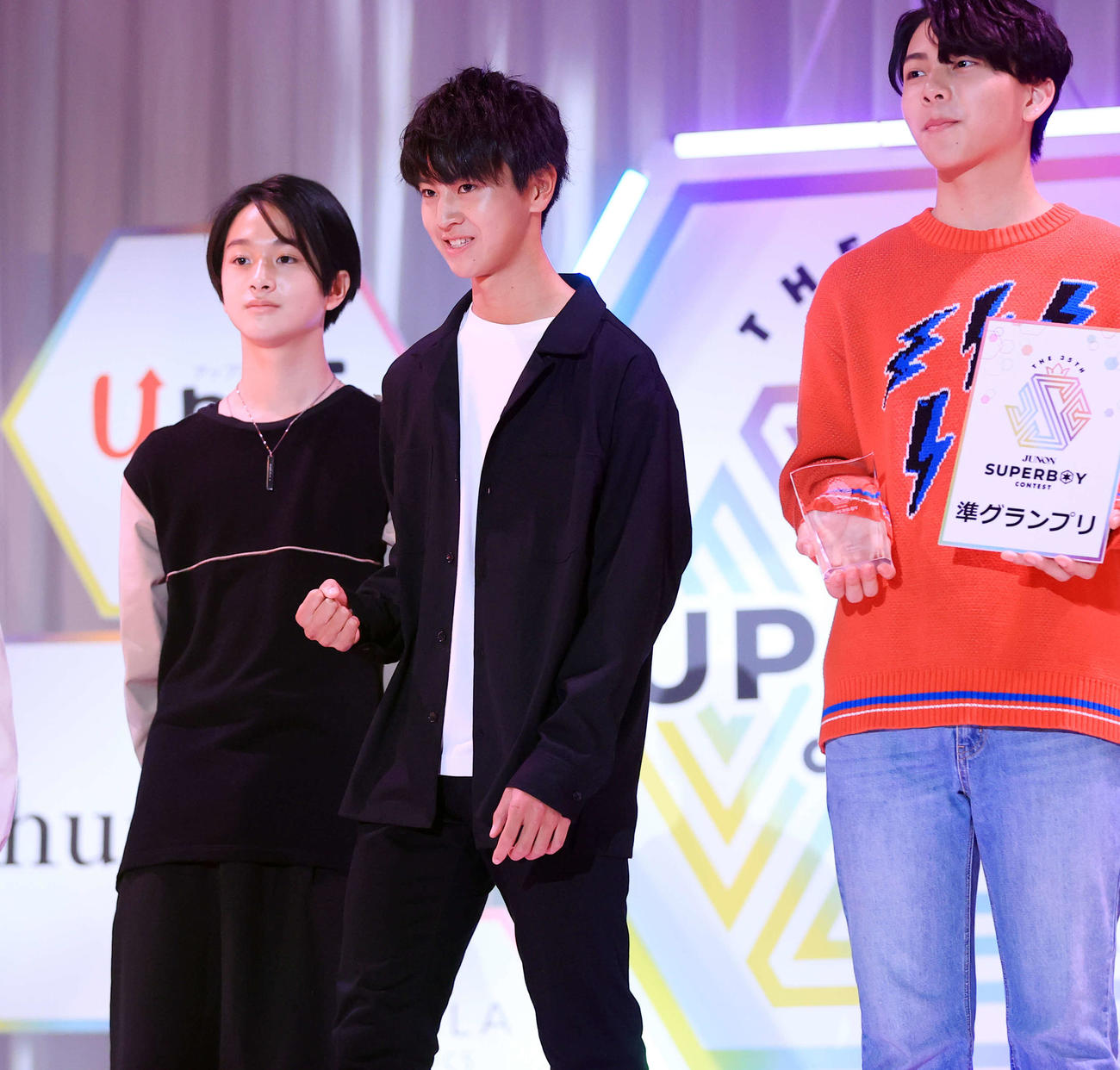 「ジュノン・スーパーボーイ・コンテスト」でグランプリに選ばれた瞬間、ガッツポーズする藤本洸大さん（中央）（撮影・浅見桂子）
