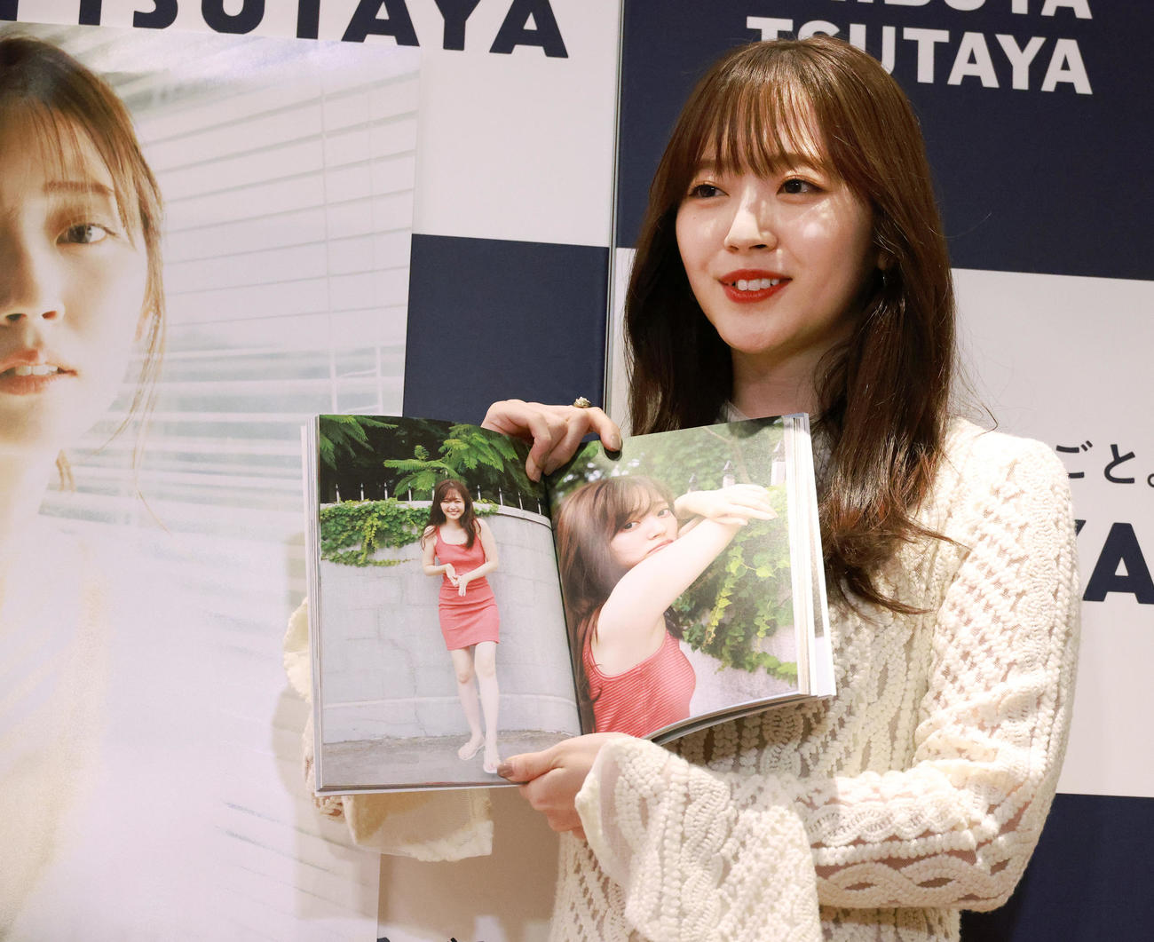 20周年記念写真集「nectar」のお気に入りのページを開きながら会見を行った鈴木愛理（撮影・中島郁夫）
