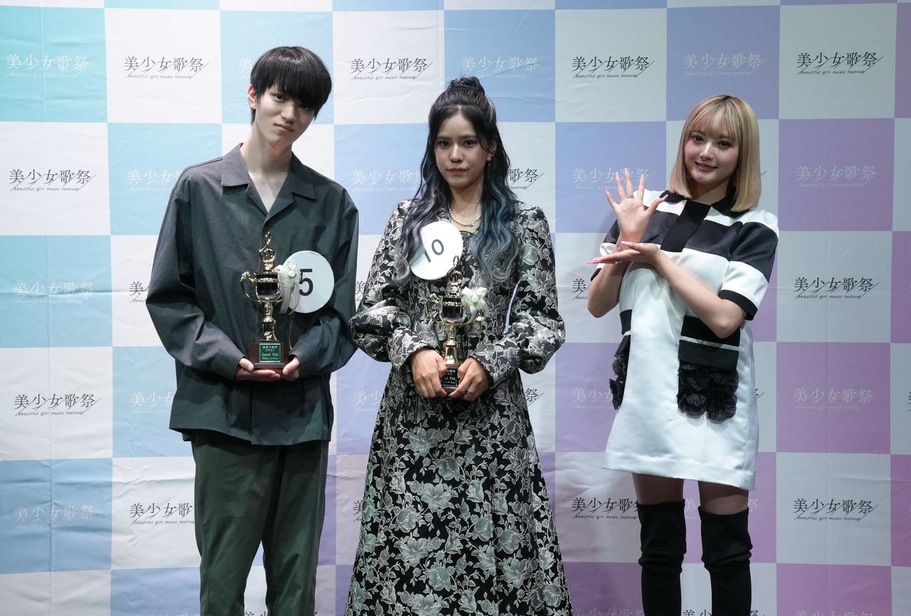 「美少女歌祭2022／美男子歌祭」でグランプリの新井大輝さん（左）美仁さん（中央）を囲む安斉かれん