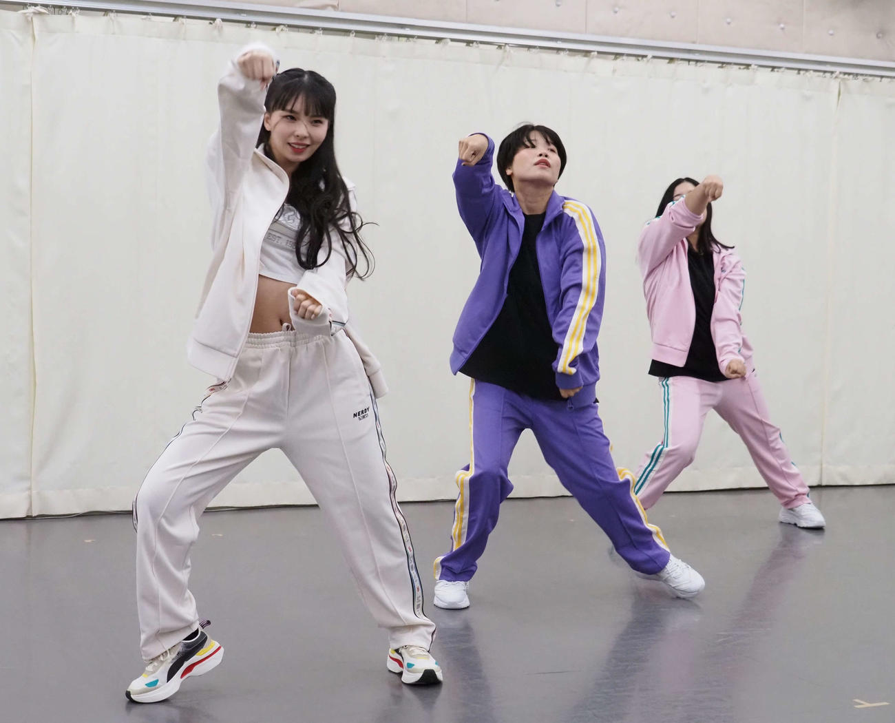 ダンスを披露するKawaguchi Yurina×ガンバレルーヤ。左から川口ゆりな、まひる、よしこ（撮影・遠藤尚子）