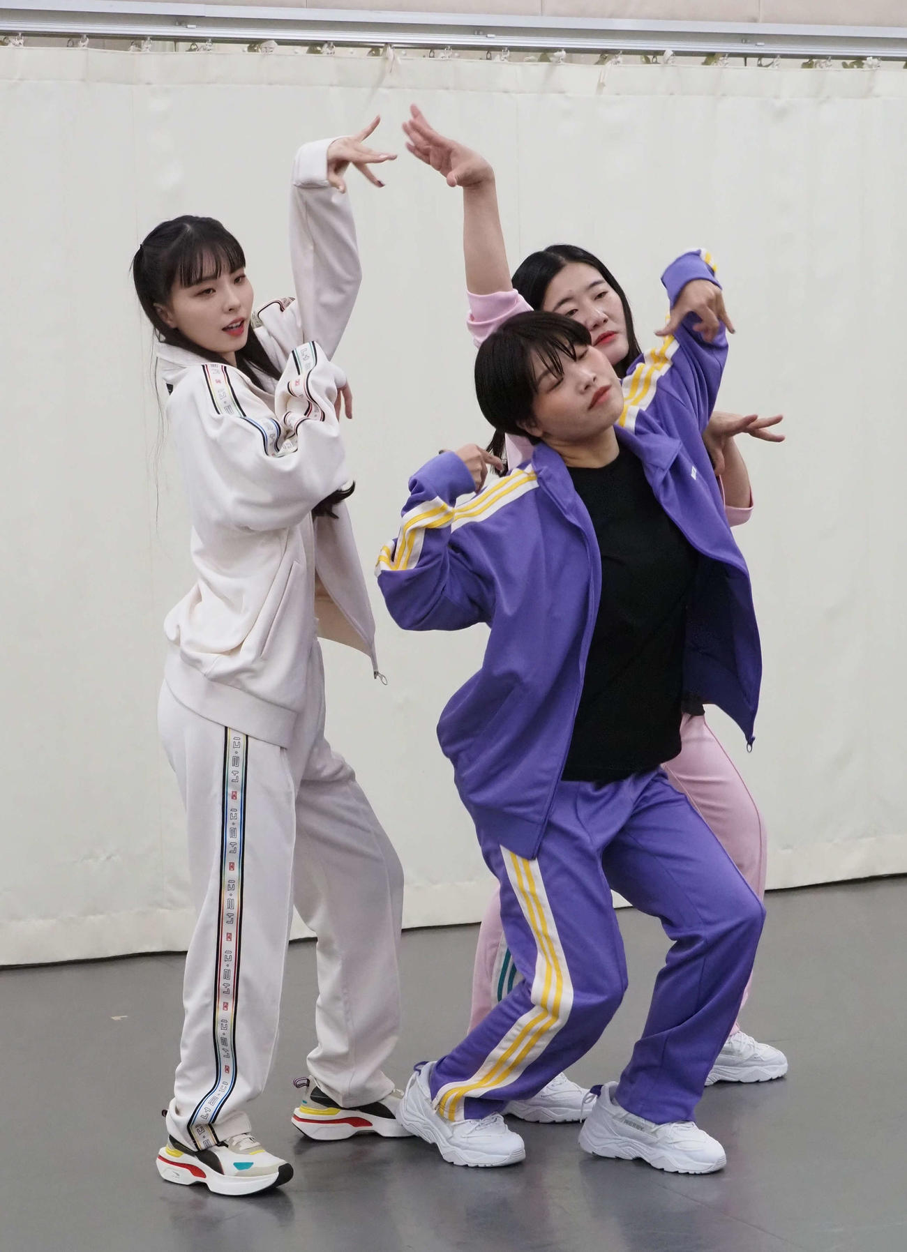 ダンスを披露するKawaguchi Yurina×ガンバレルーヤ。左から川口ゆりな、まひる、よしこ（撮影・遠藤尚子）