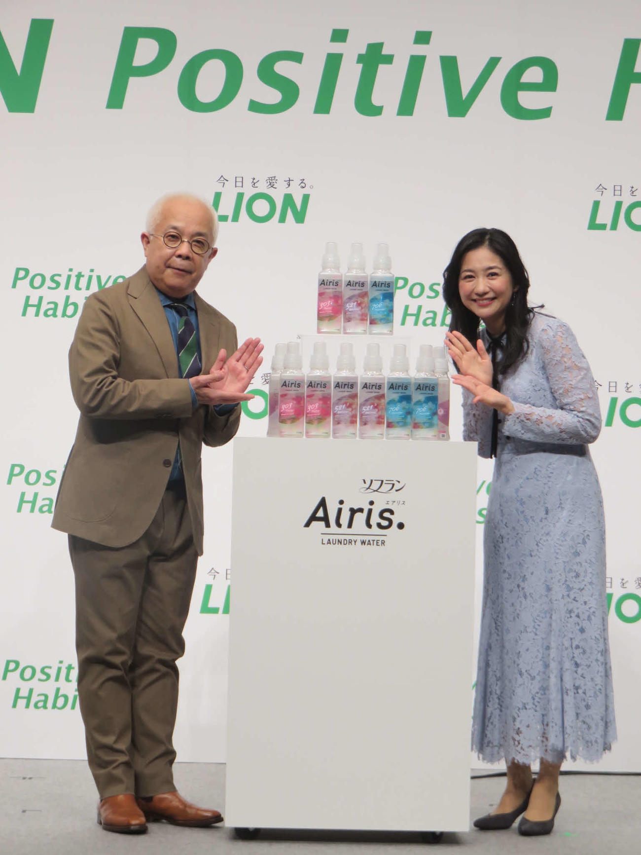 ライオンの新製品発表会見に出席した小堺一機（左）と関根麻里