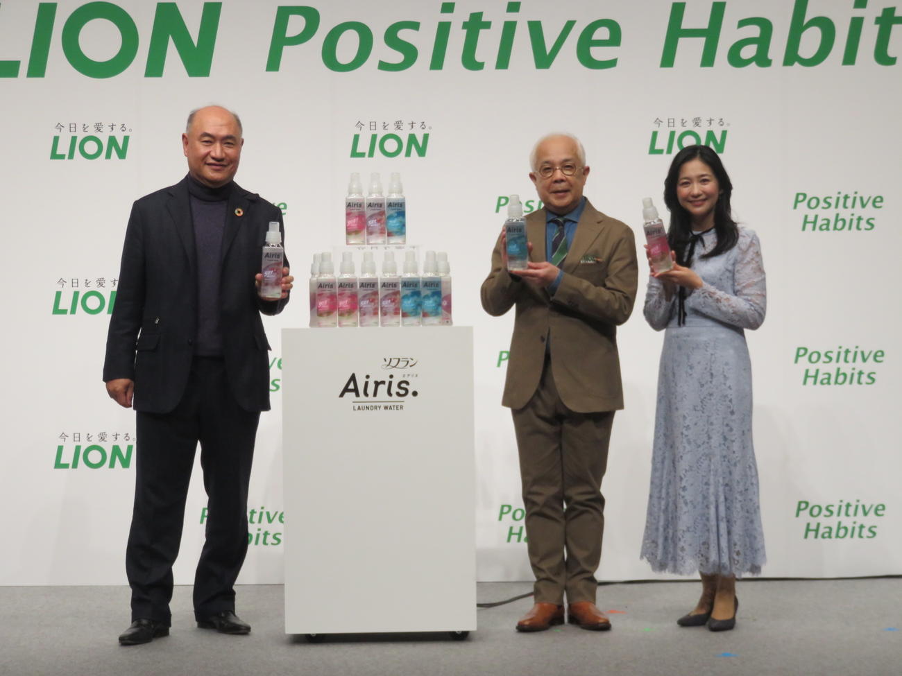 ライオンの新製品発表会見に出席した、左から掬川正純ライオン社長、小堺一機、関根麻里