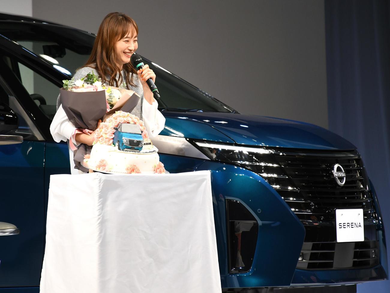 「日産　新型セレナ」発表披露会で一足早く結婚15周年をケーキで祝福される藤本美貴（撮影・大友陽平）
