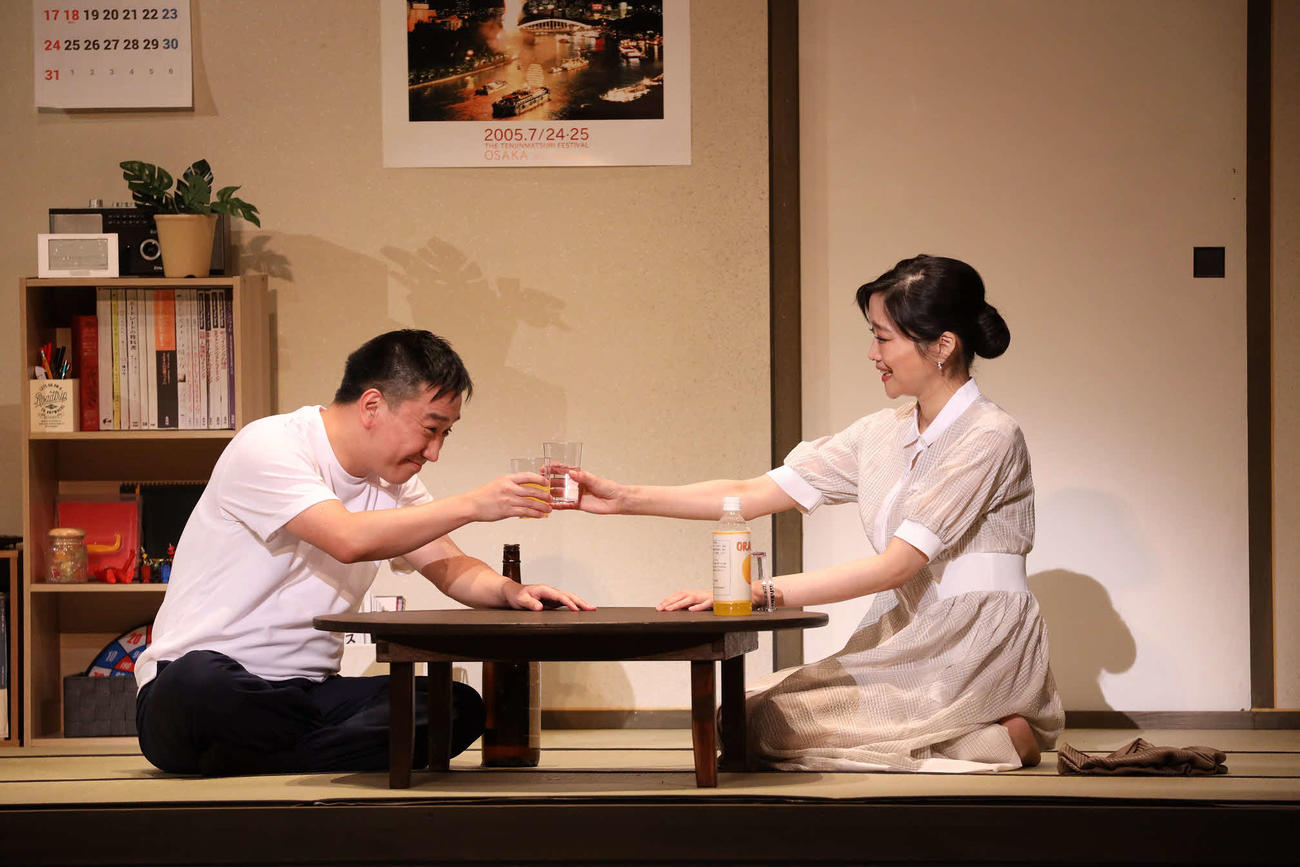 舞台「大阪環状線天満駅編　うちの家族は日本一やねん！」で夫婦役を演じる月亭八光（左）と佐藤江梨子（提供写真）