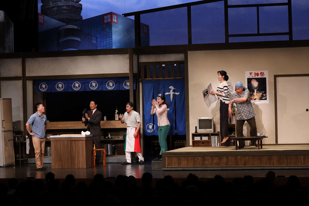 舞台「大阪環状線天満駅編　うちの家族は日本一やねん！」の初日公演を行う出演者たち。左から月亭八光、曽我廼家一蝶、加藤虎ノ介、瀬戸カトリーヌ、佐藤江梨子、コング桑田（提供写真）
