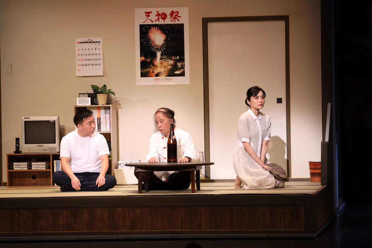 舞台「大阪環状線天満駅編　うちの家族は日本一やねん！」の初日公演を行う、左から月亭八光、海原はるか、佐藤江梨子（提供写真）