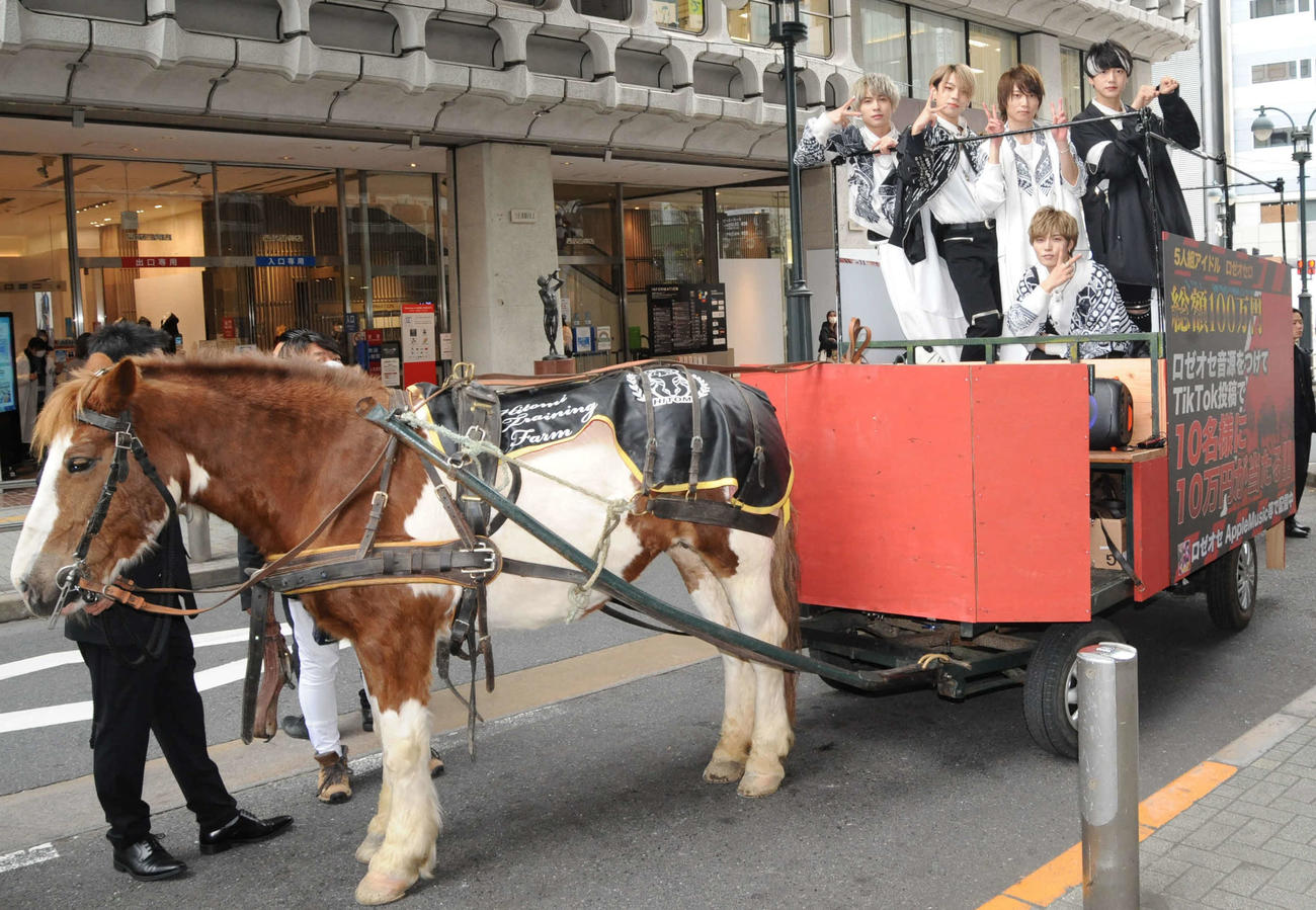 渋谷で馬車に乗ってグループのPRを行った5人組メンズアイドルグループ、ロゼオセロ（撮影・松尾幸之介）