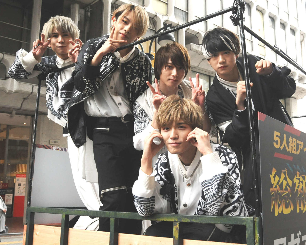渋谷で馬車に乗ってグループのPRを行った5人組メンズアイドルグループ、ロゼオセロ（撮影・松尾幸之介）