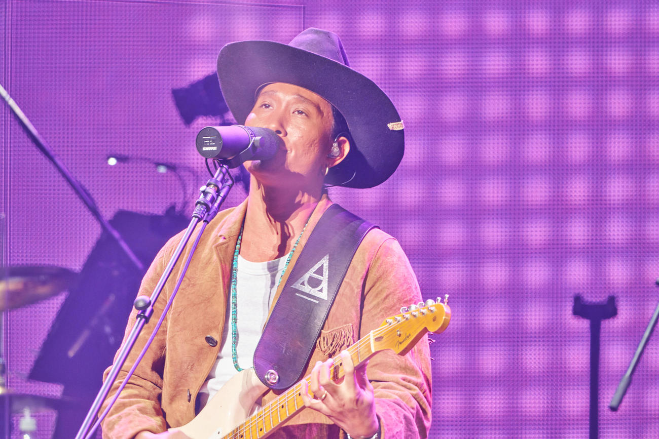 全国ツアーの日本武道館公演で歌う平井大