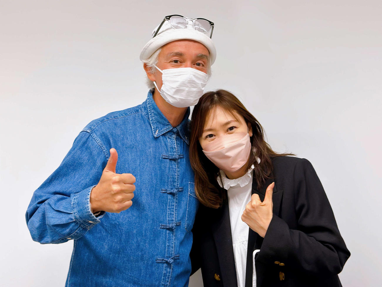1月からラジオのレギュラー出演が決まったKEIKO（右）はマーク・パンサーと写真に納まる