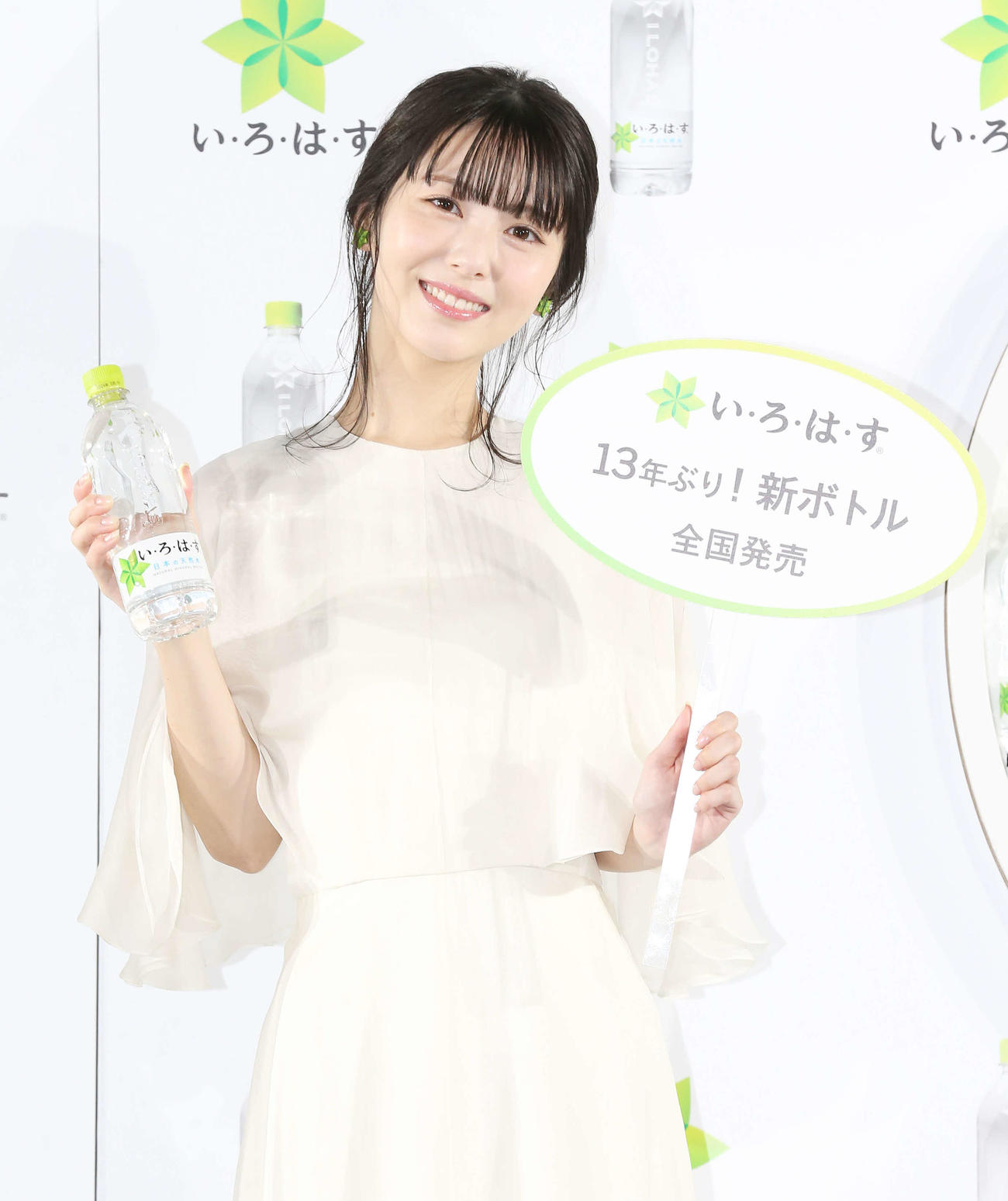 「い・ろ・は・す」新ボトル全国発売プレス発表会で笑顔で記念写真に納まる浜辺美波（撮影・宮地輝）
