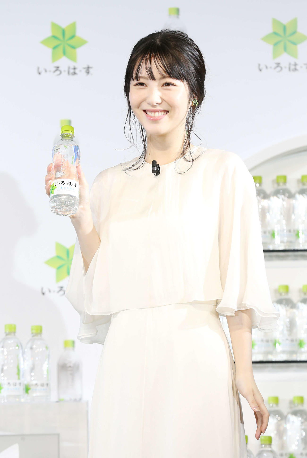 「い・ろ・は・す」新ボトル全国発売プレス発表会でボトルを手に笑顔の浜辺美波（撮影・宮地輝）