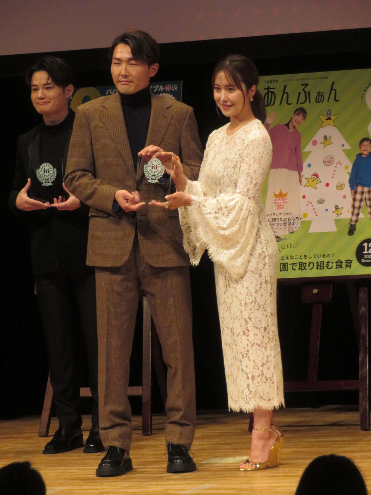 「第15回　ペアレンティングアワード」授賞式に出席した源田壮亮（手前左）と衛藤美彩（同右）（撮影・横山慧）