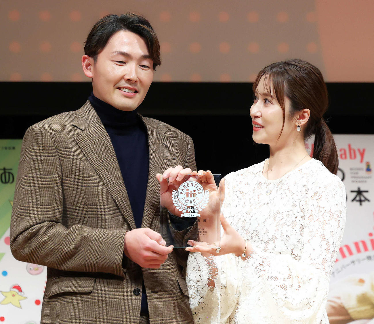 「第15回ペアレンティングアワード」授賞式で言葉を交わす西武源田（左）と衛藤美彩（撮影・河田真司）