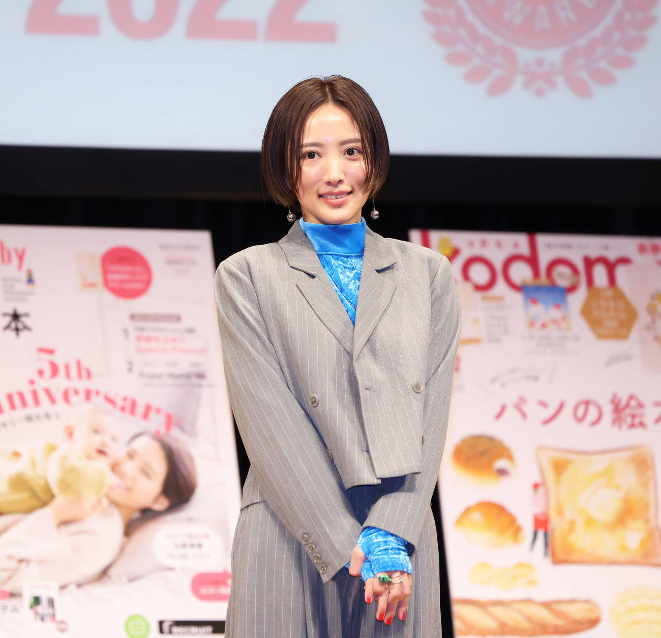 「第15回ペアレンティングアワード」授賞式でママ部門を受賞する夏菜（撮影・河田真司）