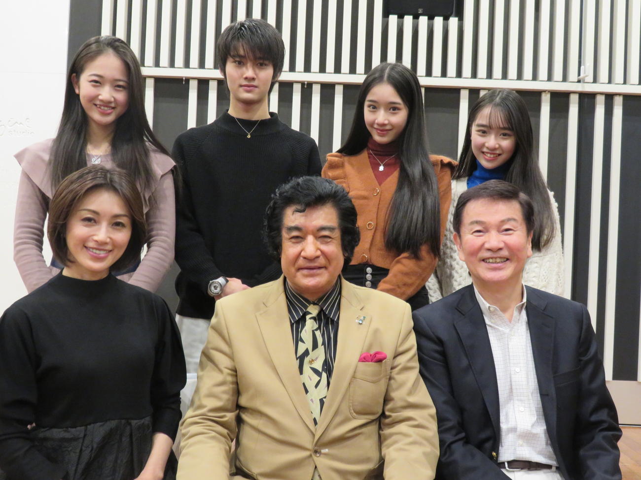 森田健作（前列右）のラジオ番組に出演した藤岡弘、（同中）アシスタントの酒井法子（同左）と（後列左から）天翔愛、藤岡真威人、天翔天音、藤岡舞衣