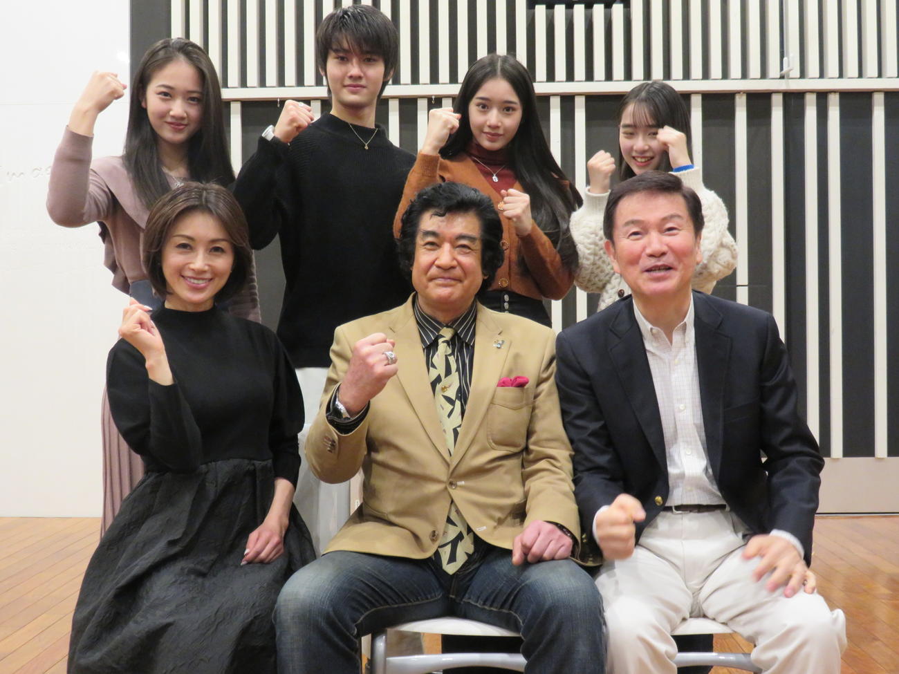 森田健作（前列右）のラジオ番組に出演した藤岡弘、（同中）アシスタントの酒井法子（同左）と（後列左から）天翔愛、藤岡真威人、天翔天音、藤岡舞衣