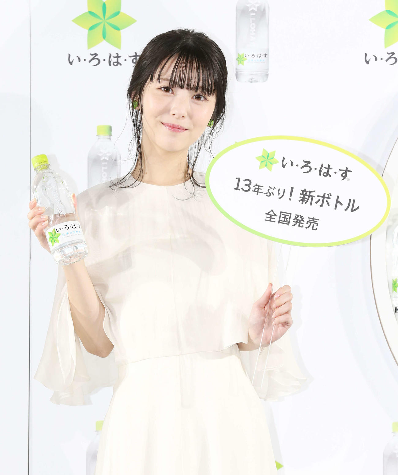 「い・ろ・は・す」新ボトル全国発売プレス発表会で笑顔で記念写真に納まる浜辺美波（撮影・宮地輝）