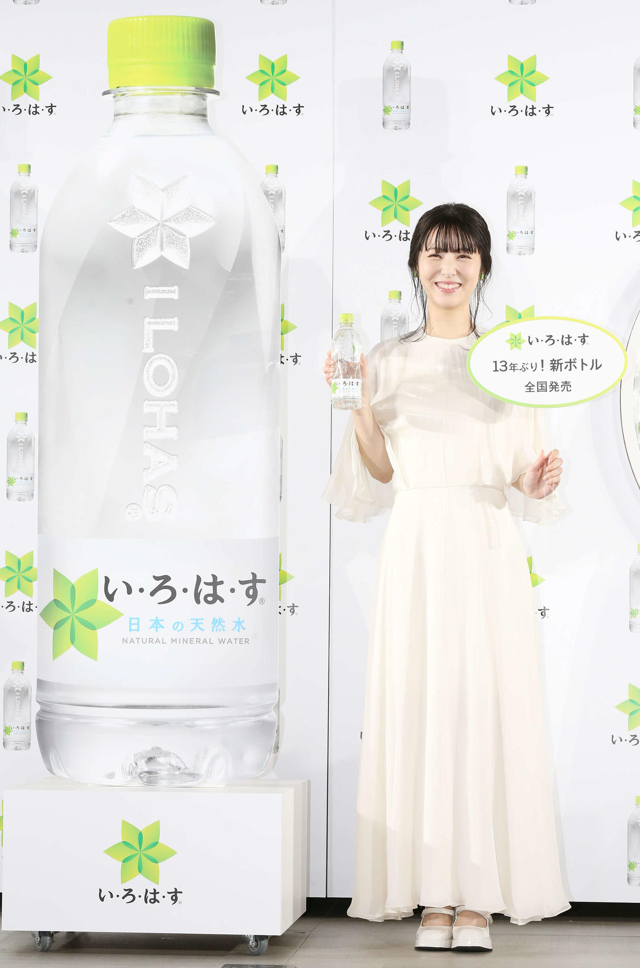 「い・ろ・は・す」新ボトル全国発売プレス発表会で笑顔で記念写真に納まる浜辺美波（撮影・宮地輝）