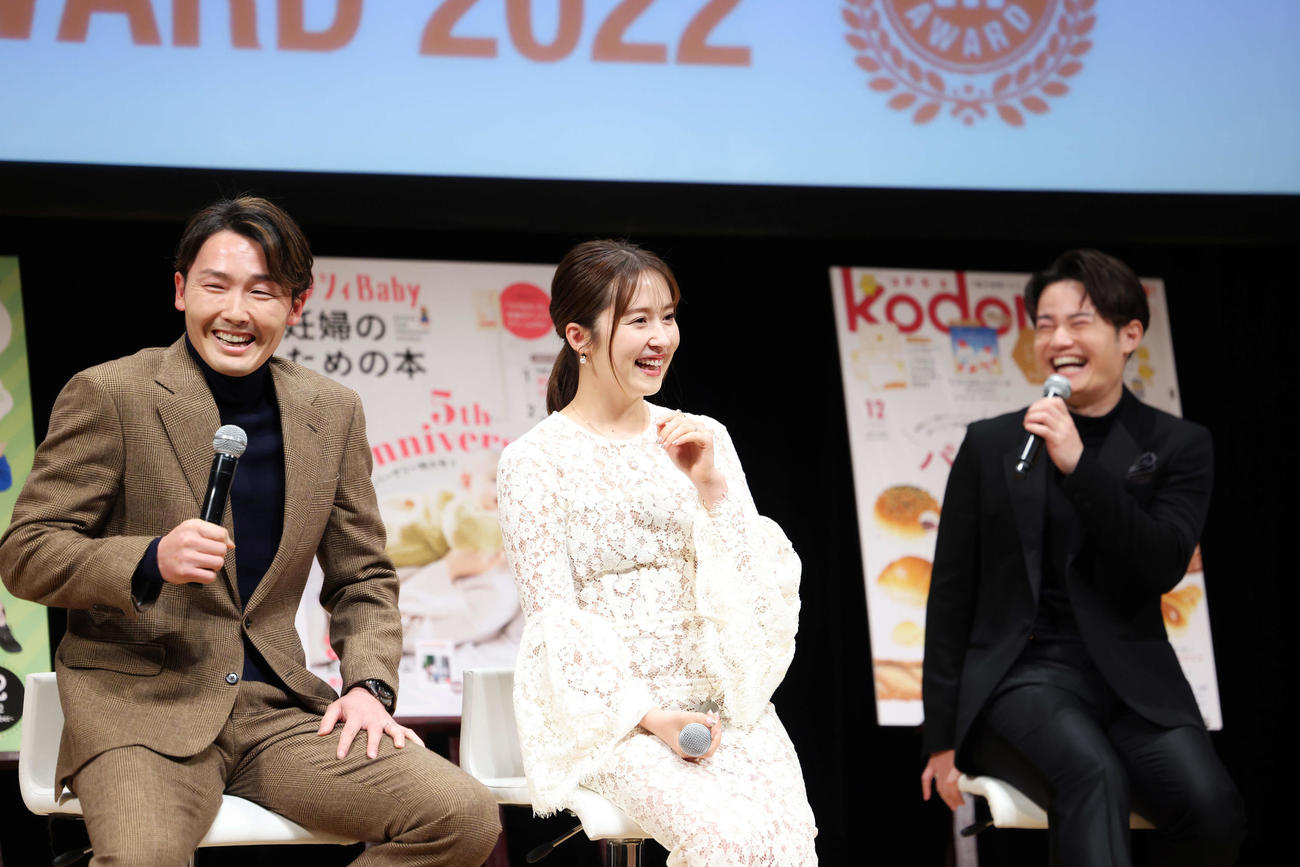 トークショーでてぃ先生（後方）の質問に答える西武源田（手前左）と衛藤美彩（撮影・河田真司）