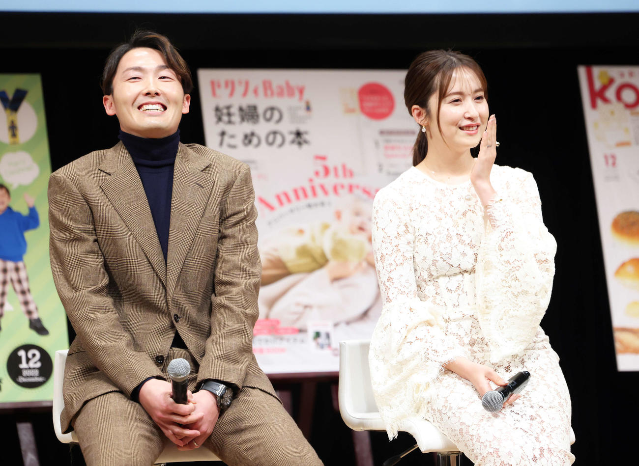 トークショーで笑顔を見せる西武源田（中央）と衛藤美彩（撮影・河田真司）