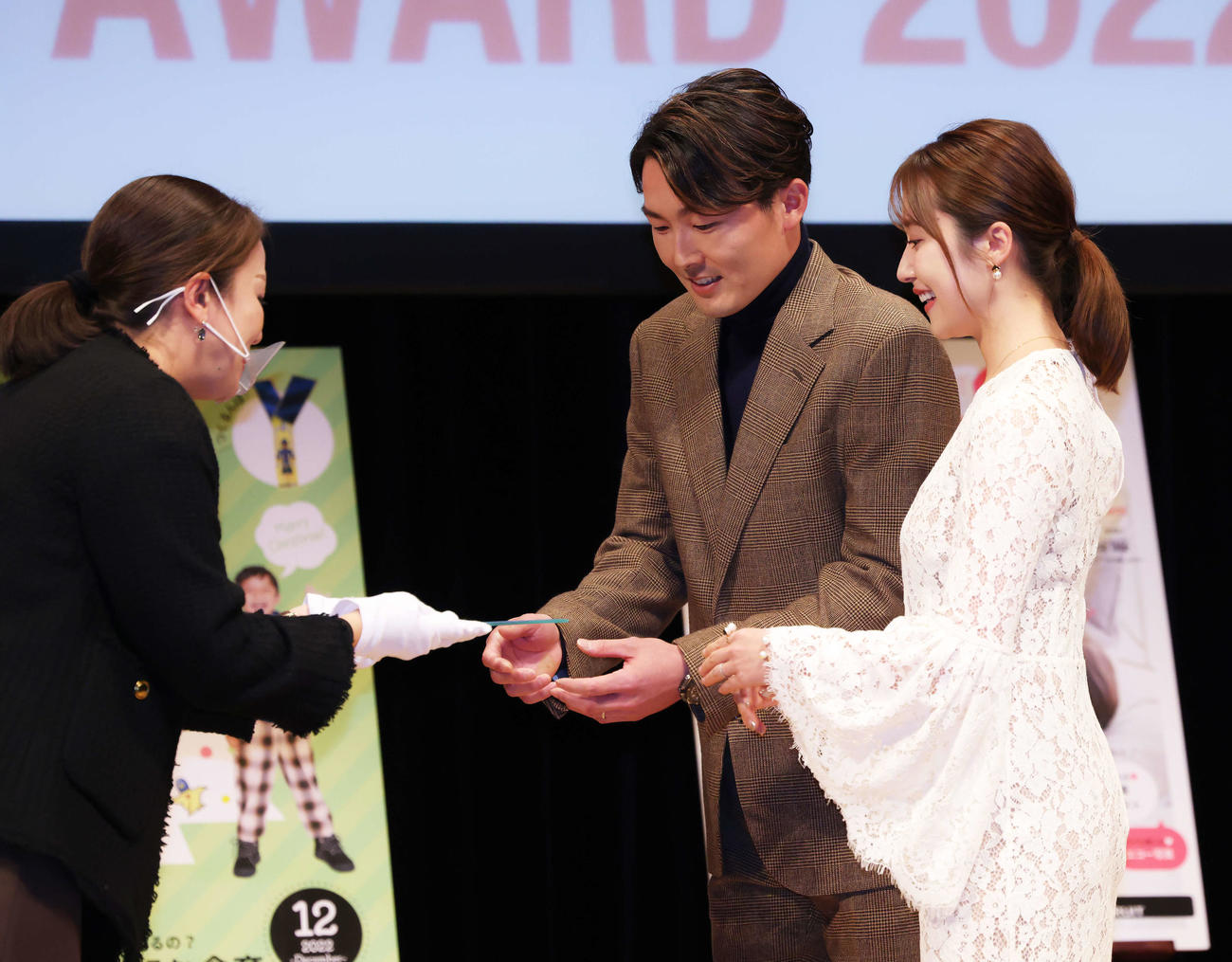 「第15回ペアレンティングアワード」授賞式に臨む西武源田（中央）と衛藤美彩（右）（撮影・河田真司）