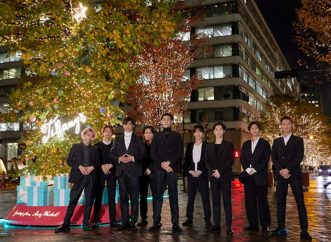 「Tiffany Holiday Street　点灯記念イベント」に参加したSnow Man。左から佐久間大介、向井康二、目黒蓮、宮舘涼太、ラウール、深澤辰哉、渡辺翔太、阿部亮平、岩本照