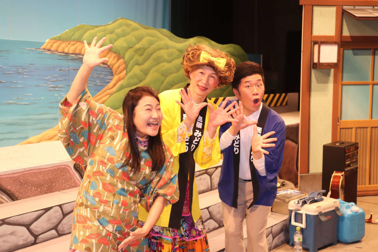 吉本新喜劇でアキの記念座長公演に出演した、左から島田珠代、アキ、吉田裕