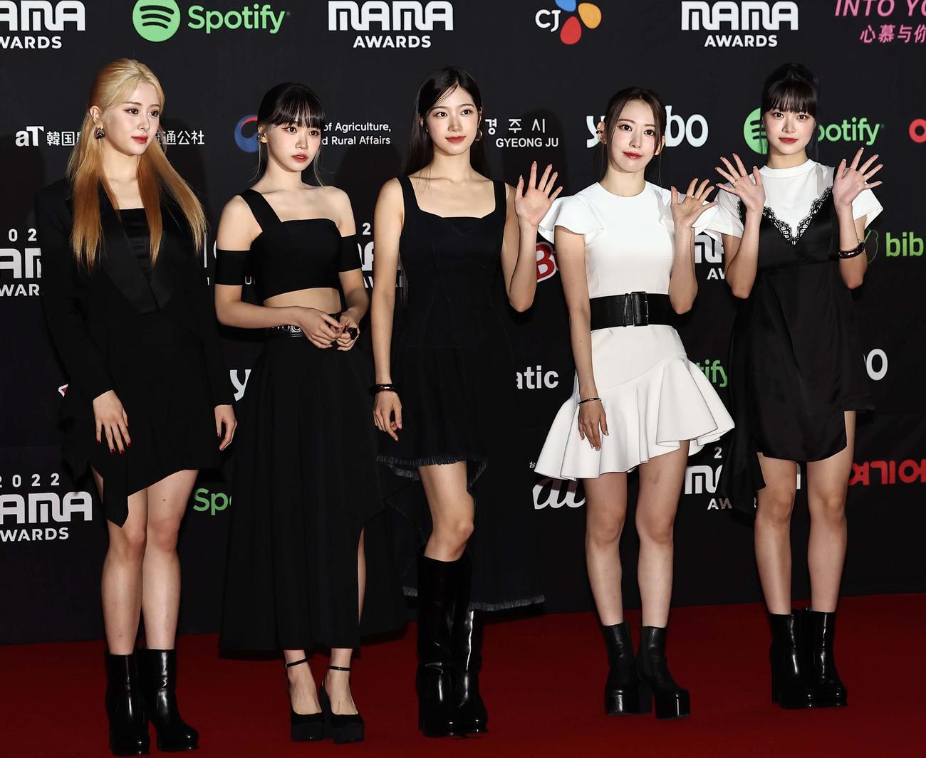 「2022 MAMA AWARDS」のレッドカーペットに登場するLE SSERAFIM（撮影・上田博志）