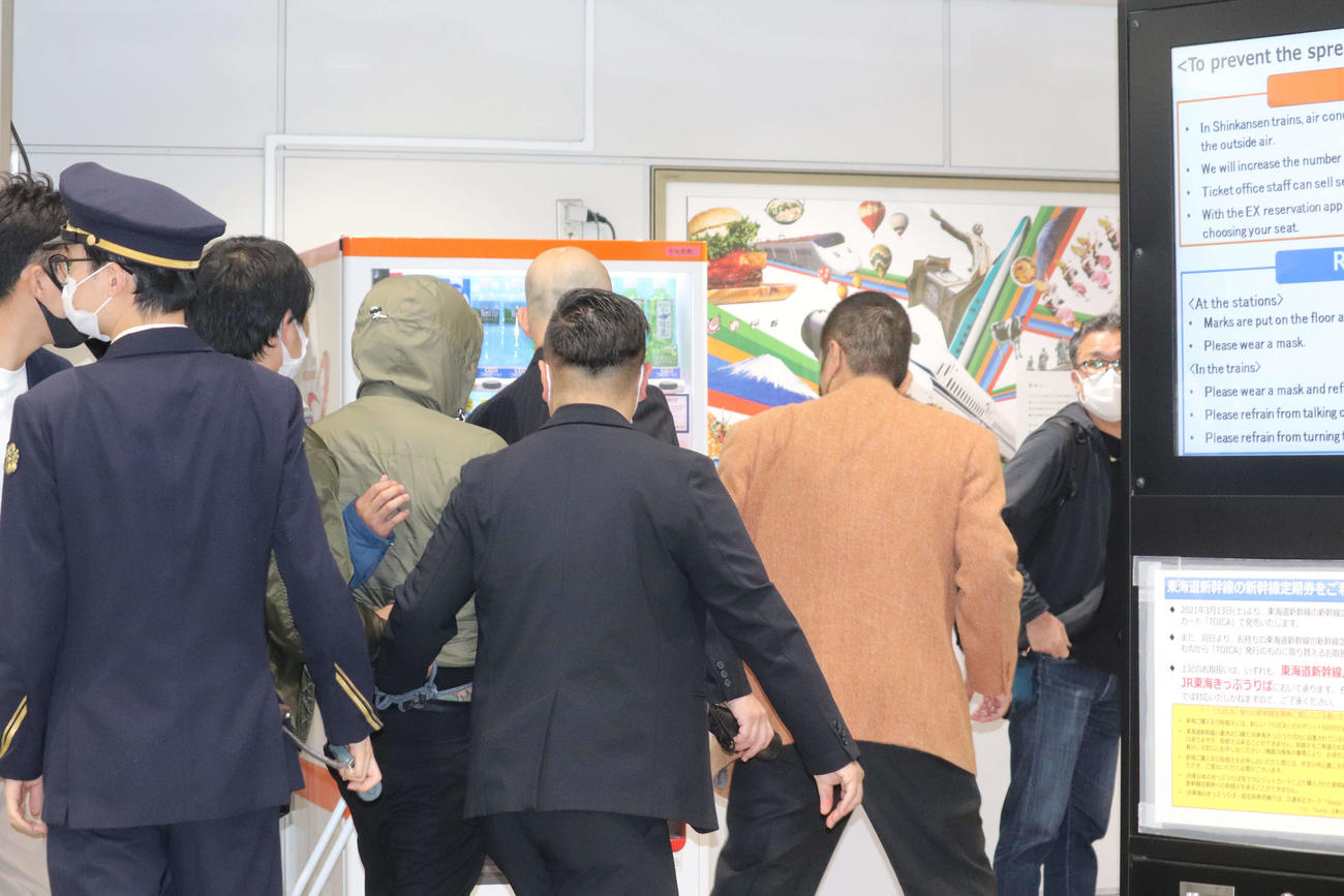 東京駅を後にする田中聖容疑者