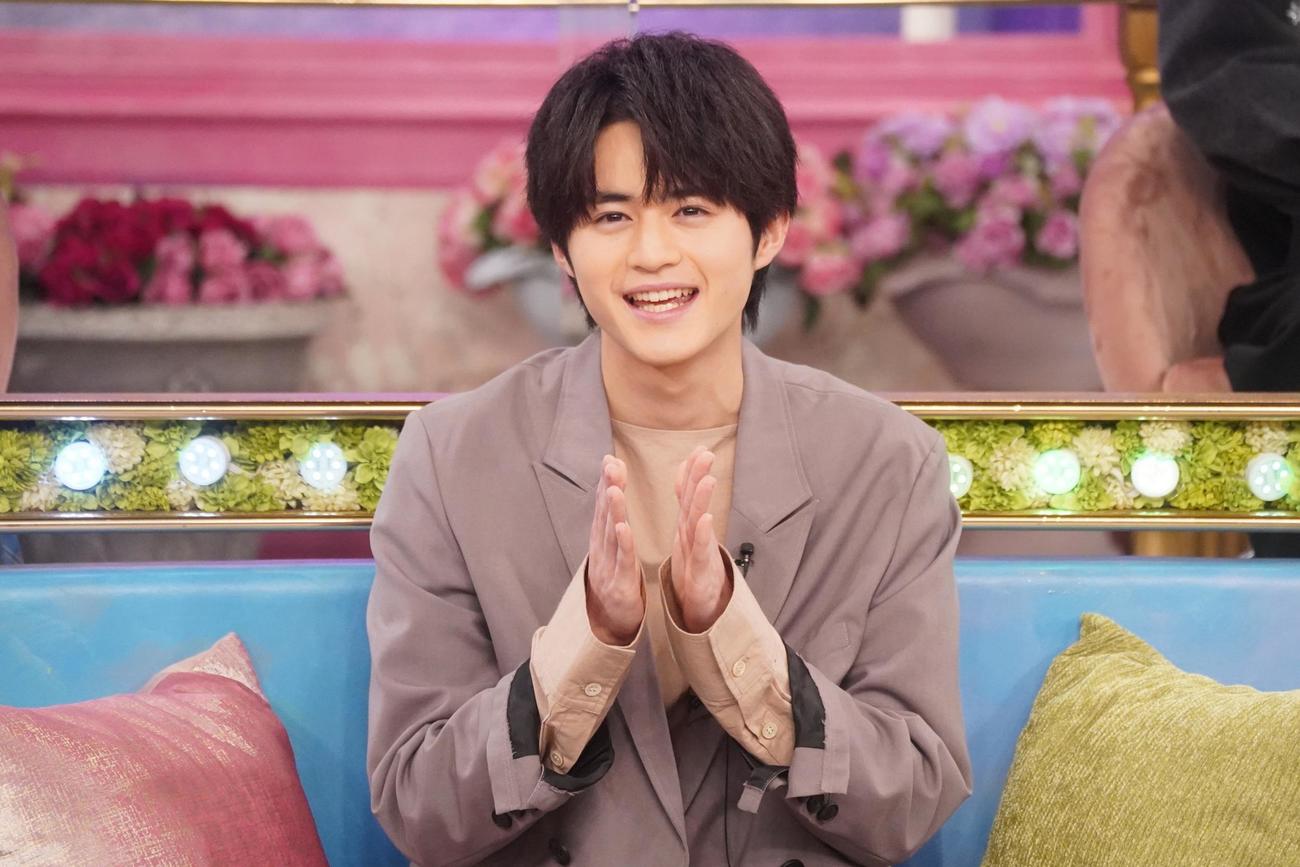 「トークィーンズ」に出演する鈴鹿央士（C）フジテレビ
