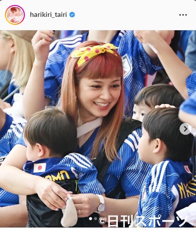 日刊スポーツがちょうどマスクを取って愛息に笑いかける様子を捉えた写真を投稿した平愛梨（インスタグラムより）