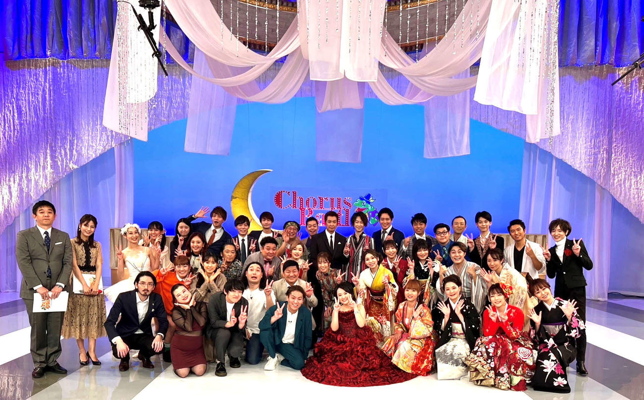 フジテレビ系音楽バラエティー番組「芸能人　合唱バトル」に出演する、さくらまや（前列中央）ら