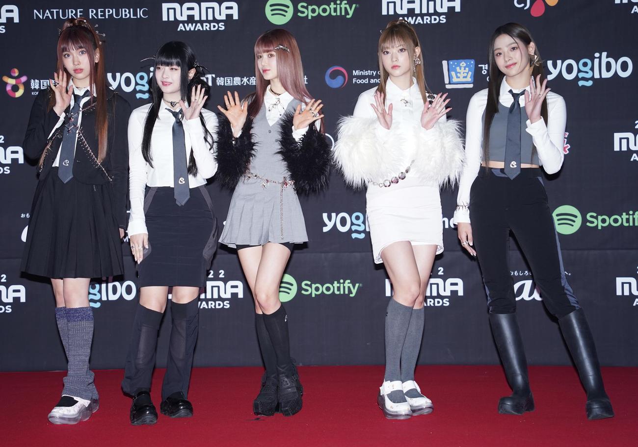 「MAMA AWARDS」のレッドカーペットに登場した、NewJeans（撮影・佐藤勝亮）