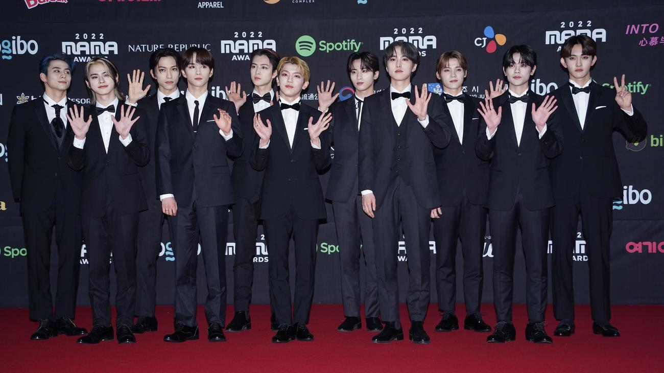 「MAMA AWARDS」のレッドカーペットに登場した、INI（撮影・佐藤勝亮）