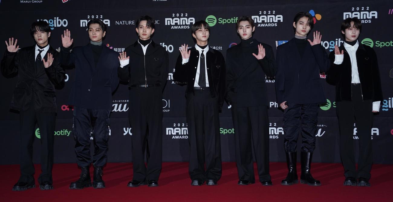 「MAMA AWARDS」のレッドカーペットに登場した、ENHYPEN（撮影・佐藤勝亮）