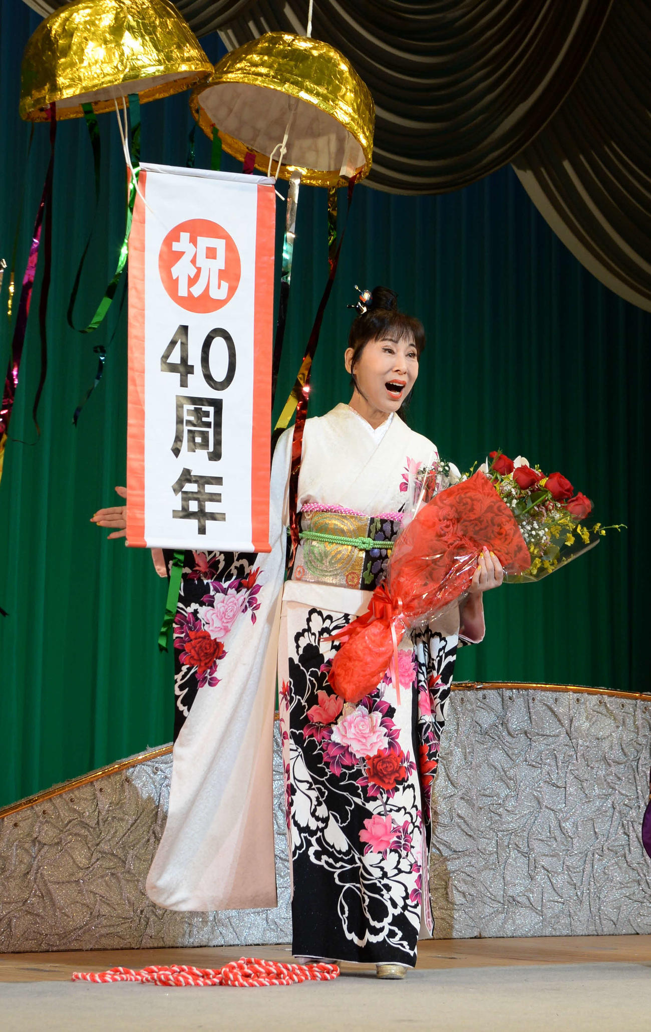 記念公演を行った原田悠里はくす玉で40周年を祝福された