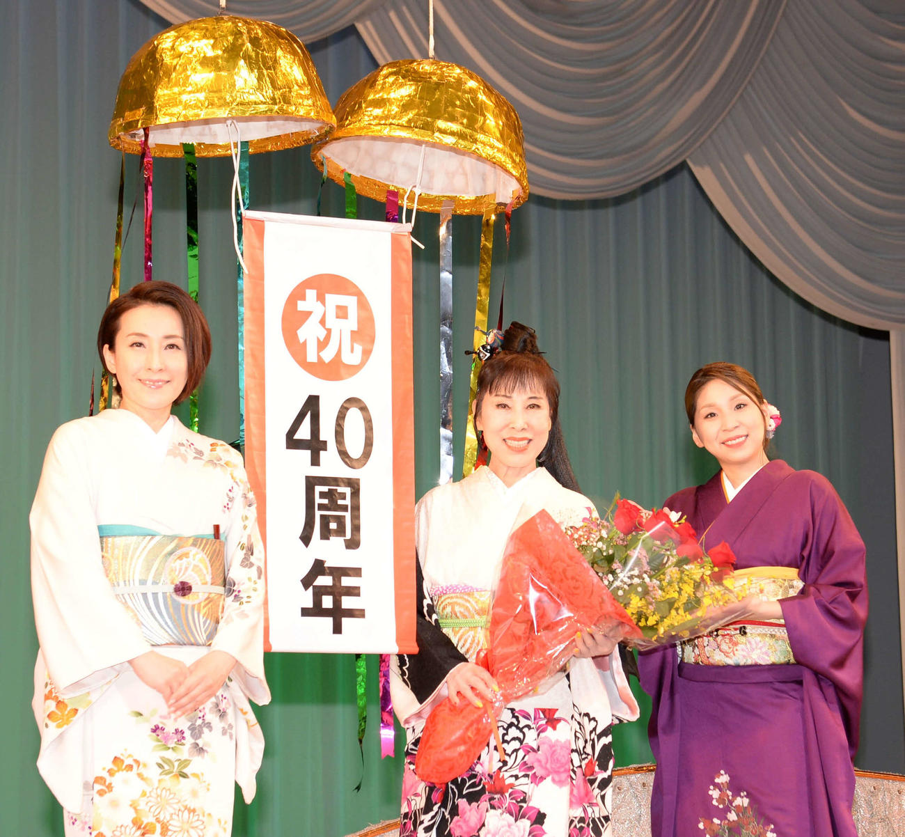 40周年記念公演を行った原田悠里（中央）と応援に駆けつけた水田竜子（左）、水城なつみ