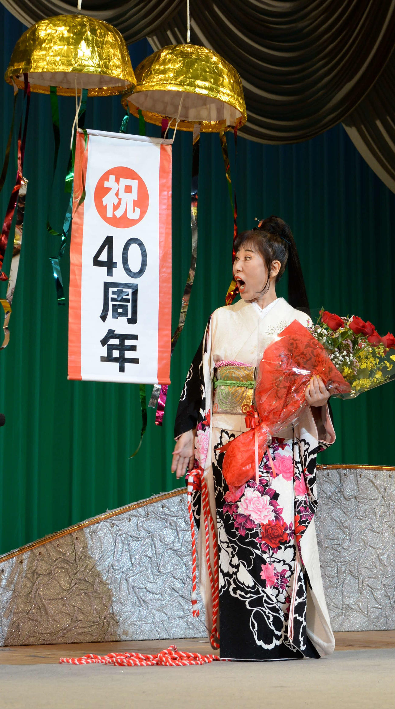 40周年記念公演を行った原田悠里はくす玉で40周年を祝福された