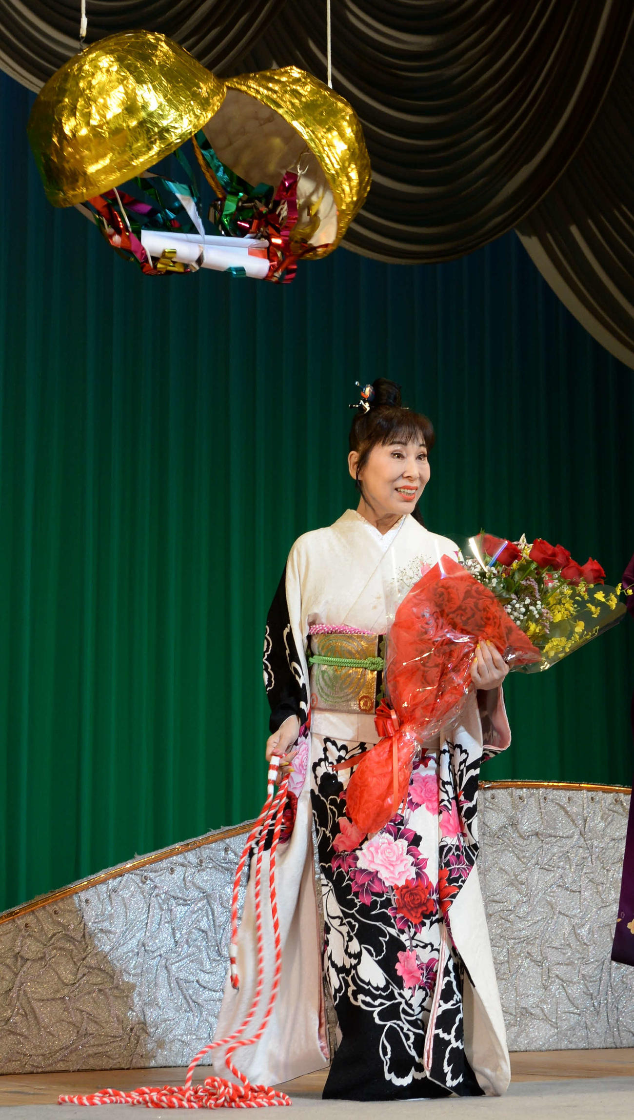 40周年記念公演を行った原田悠里はくす玉で40周年を祝福された