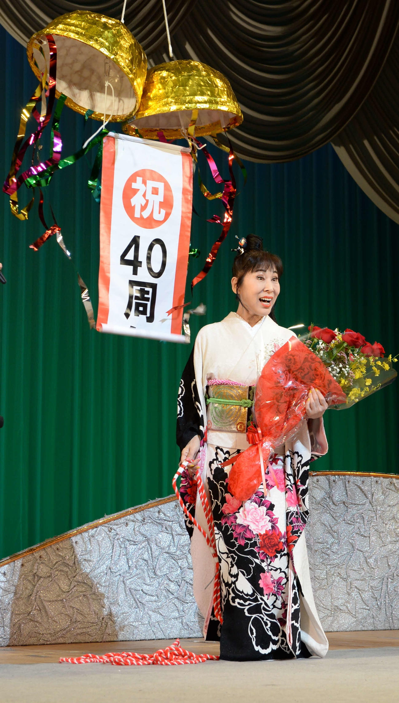 40周年記念公演を行った原田悠里はくす玉で40周年を祝福された