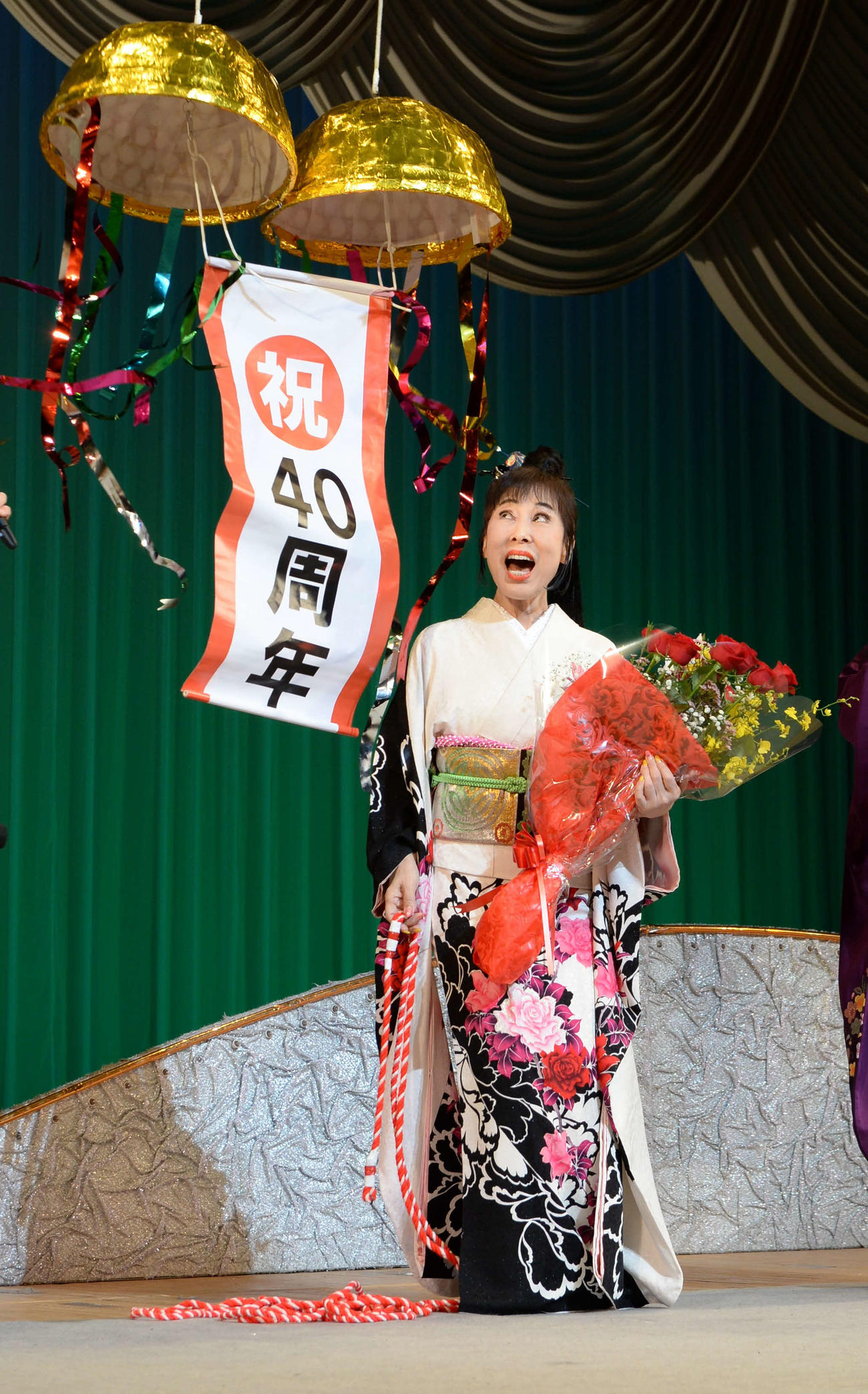 40周年記念公演を行った原田悠里はくす玉で40周年を祝福された