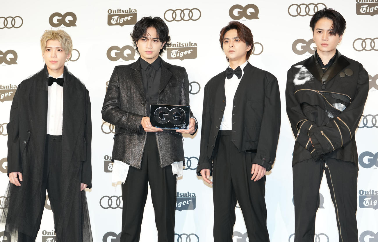 「GQ MEN OF THE YEAR 2022」のフォトコールでポーズを取るSexy Zone。左から松島聡、中島健人、佐藤勝利、菊池風磨（撮影・鈴木みどり）