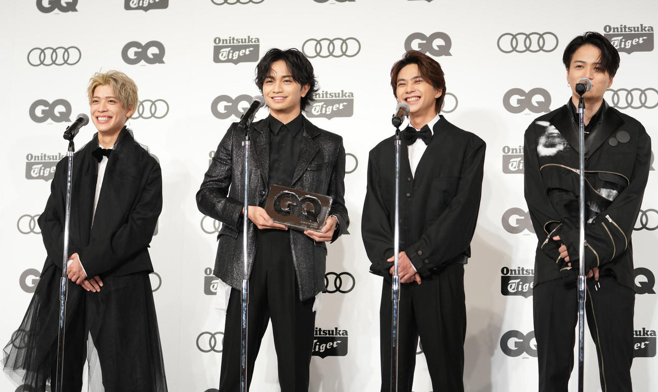 「GQ MEN OF THE YEAR 2022」で笑顔のSexy Zone。左から松島聡、中島健人、佐藤勝利、菊池風磨（撮影・鈴木みどり）