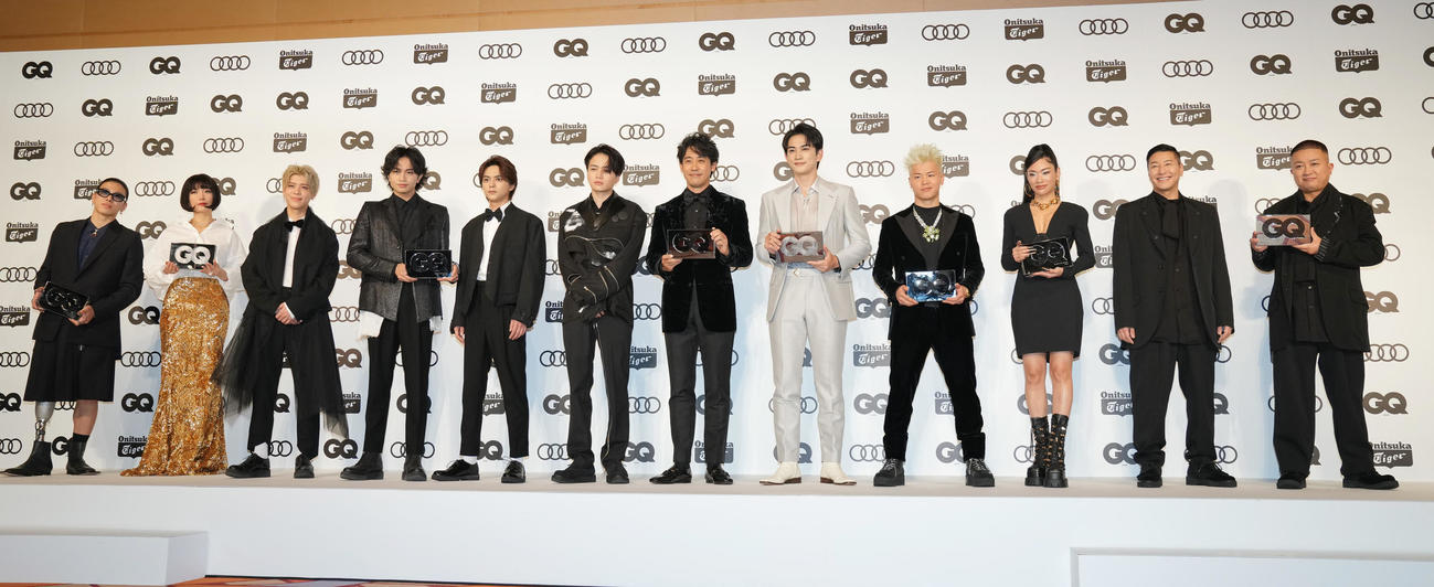 「GQ MEN OF THE YEAR 2022」でポーズを取る出演者たち。左から川原渓青、川上未映子、Sexy Zoneの松島聡、中島健人、佐藤勝利、菊池風磨、大泉洋、町田啓太、那須川、Awich、チョコレートプラネットの長田庄平、松尾駿（撮影・鈴木みどり）