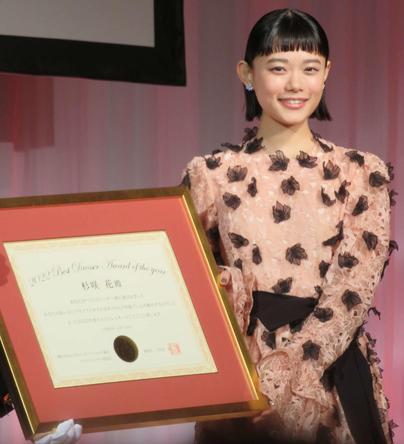 第51回ベストドレッサー賞の芸能・スポーツ部門を受賞した杉咲花（撮影・村上幸将）