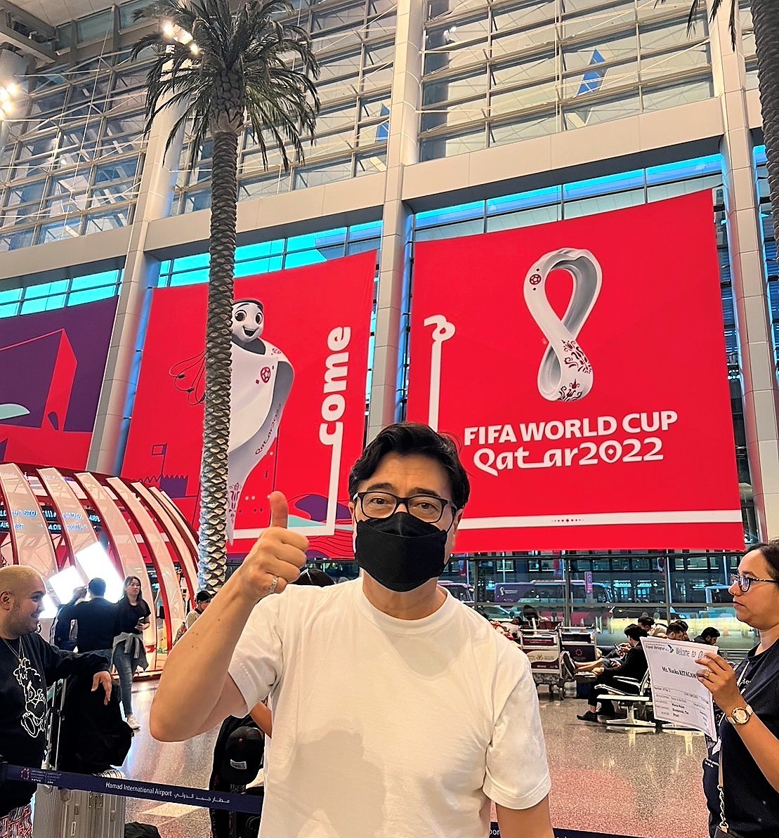 カタールの空港に到着した、フジテレビ「日本対スペイン戦」生中継のメインキャスターを務めるジョン・カビラ